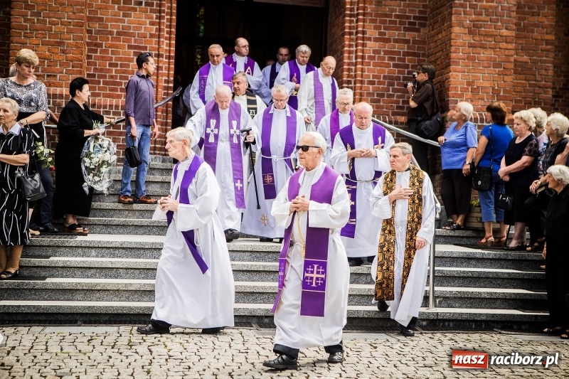 Zdjęcie w galerii na portalu naszraciborz.pl: Ostatnie pożegnanie ks. infułata Mariana Żagana w Raciborzu-Markowicach wiadomości z regionu