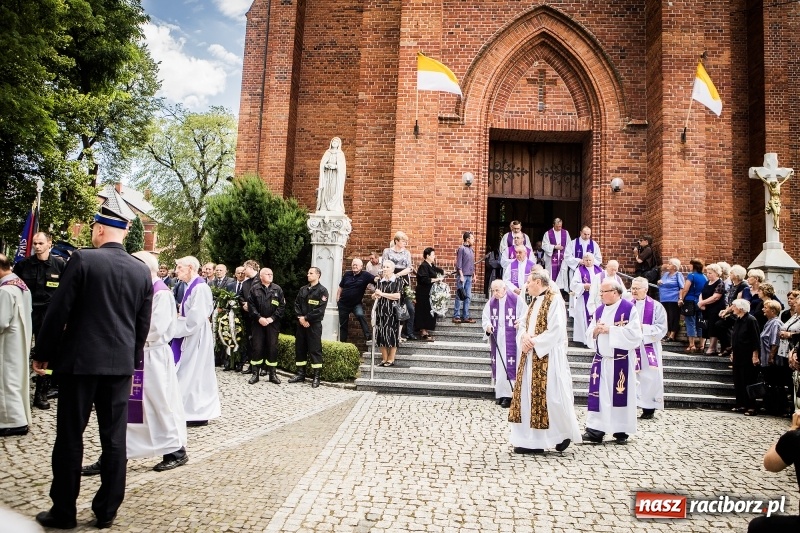 Zdjęcie w galerii na portalu naszraciborz.pl: Ostatnie pożegnanie ks. infułata Mariana Żagana w Raciborzu-Markowicach wiadomości z regionu