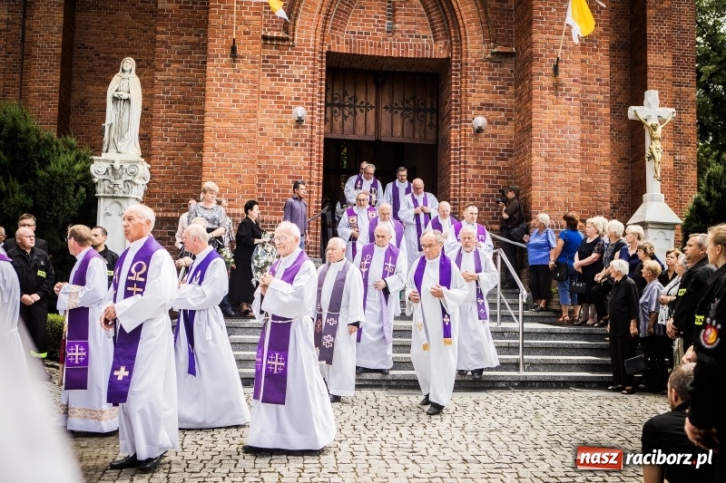 Zdjęcie w galerii na portalu naszraciborz.pl: Ostatnie pożegnanie ks. infułata Mariana Żagana w Raciborzu-Markowicach wiadomości z regionu