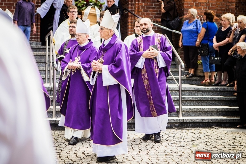 Zdjęcie w galerii na portalu naszraciborz.pl: Ostatnie pożegnanie ks. infułata Mariana Żagana w Raciborzu-Markowicach wiadomości z regionu