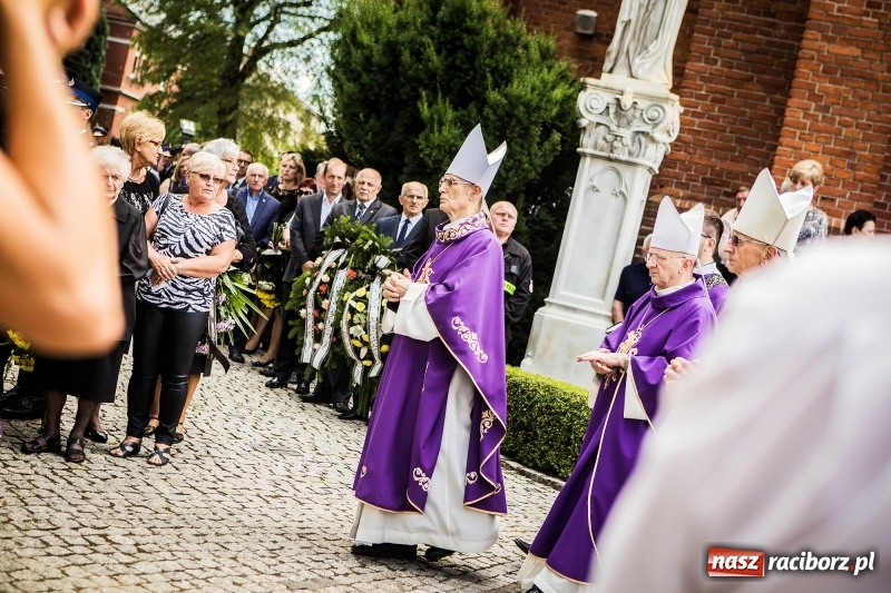Zdjęcie w galerii na portalu naszraciborz.pl: Ostatnie pożegnanie ks. infułata Mariana Żagana w Raciborzu-Markowicach wiadomości z regionu