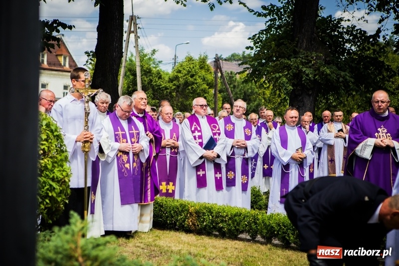 Zdjęcie w galerii na portalu naszraciborz.pl: Ostatnie pożegnanie ks. infułata Mariana Żagana w Raciborzu-Markowicach wiadomości z regionu