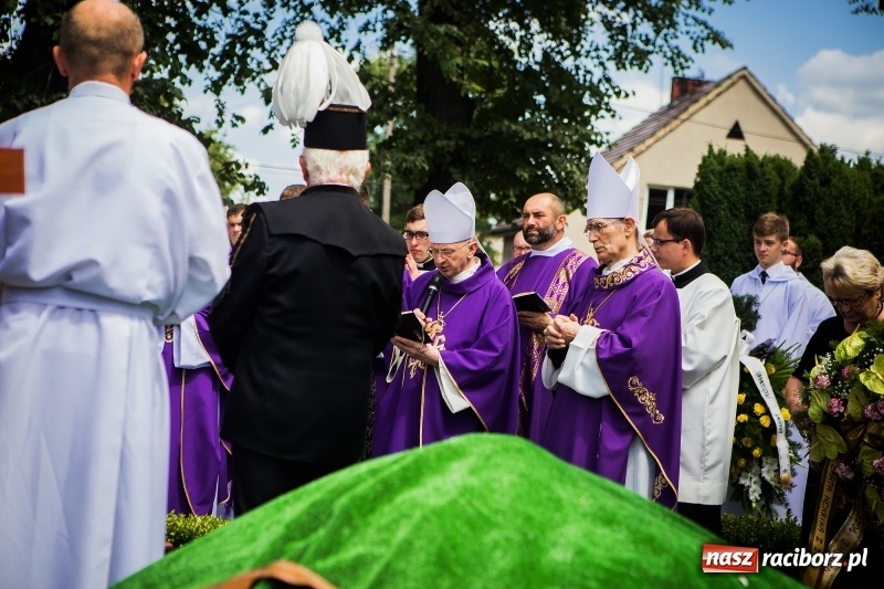 Zdjęcie w galerii na portalu naszraciborz.pl: Ostatnie pożegnanie ks. infułata Mariana Żagana w Raciborzu-Markowicach wiadomości z regionu