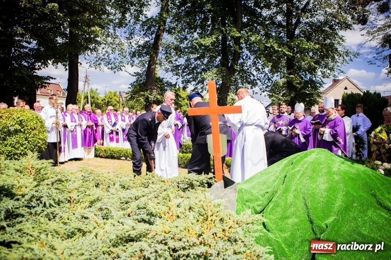Zdjęcie w galerii na portalu naszraciborz.pl: Ostatnie pożegnanie ks. infułata Mariana Żagana w Raciborzu-Markowicach wiadomości z regionu