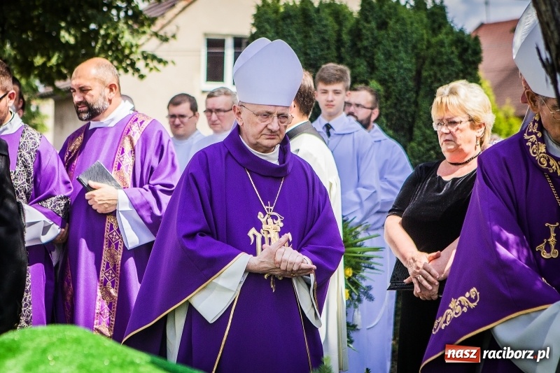 Zdjęcie w galerii na portalu naszraciborz.pl: Ostatnie pożegnanie ks. infułata Mariana Żagana w Raciborzu-Markowicach wiadomości z regionu