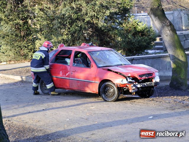 Zdjęcie w galerii na portalu naszraciborz.pl: Strażacy wyciągali forda ze stawu wiadomości z regionu