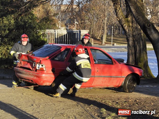 Zdjęcie w galerii na portalu naszraciborz.pl: Strażacy wyciągali forda ze stawu wiadomości z regionu