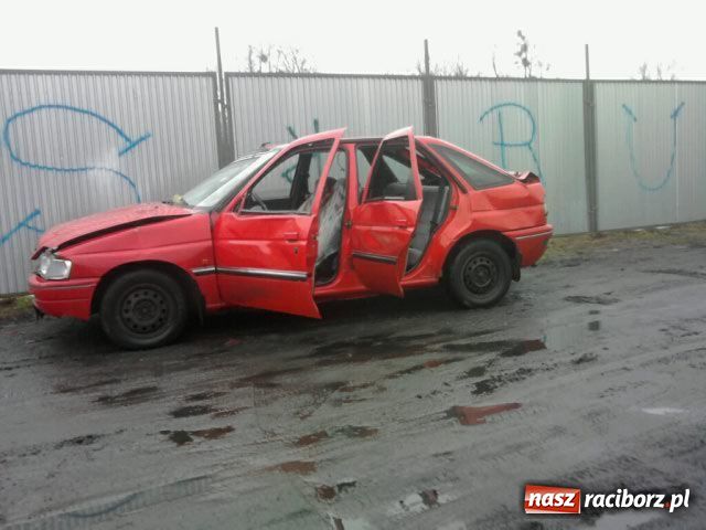 Zdjęcie w galerii na portalu naszraciborz.pl: Strażacy wyciągali forda ze stawu wiadomości z regionu