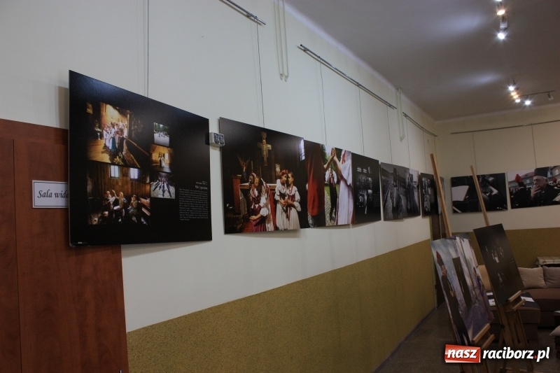 Zdjęcie w galerii na portalu naszraciborz.pl: W Krzanowicach można oglądać wystawę Obiektywnie Śląskie wiadomości z regionu