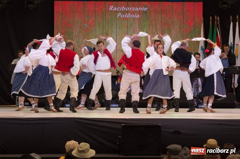 Zdjęcie w galerii na portalu naszraciborz.pl: Raciborzanie rozgrzewają publiczność w Brazylii! wiadomości z regionu