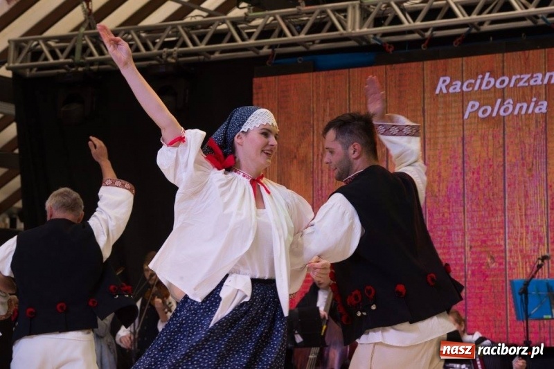 Zdjęcie w galerii na portalu naszraciborz.pl: Raciborzanie rozgrzewają publiczność w Brazylii! wiadomości z regionu