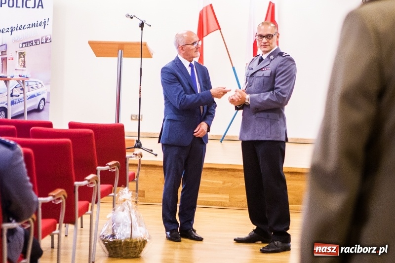 Zdjęcie w galerii na portalu naszraciborz.pl: Policjanci świętowali na zamku. Wręczono awanse i odznaczenia. Przyjechał szef śląskiej policji mianowany właśnie na generała wiadomości z regionu