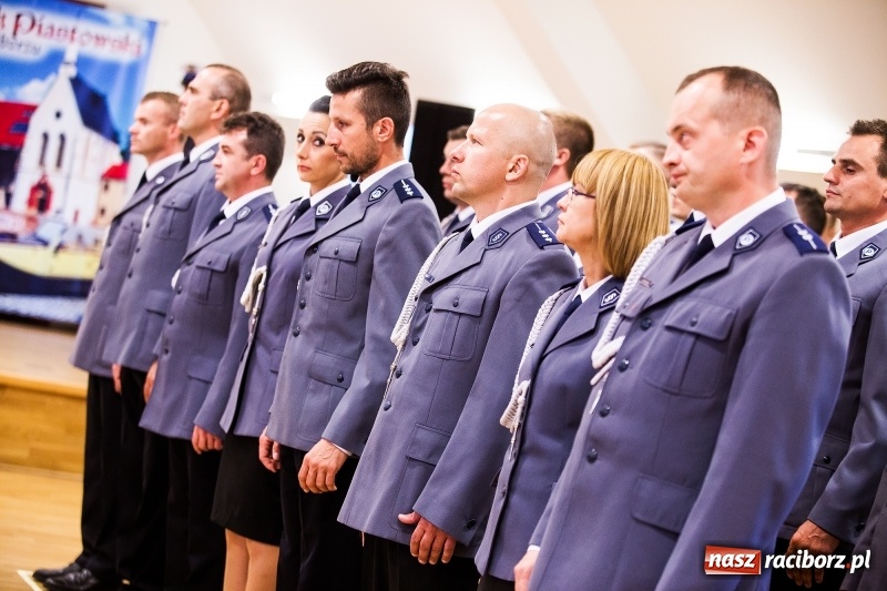 Zdjęcie w galerii na portalu naszraciborz.pl: Policjanci świętowali na zamku. Wręczono awanse i odznaczenia. Przyjechał szef śląskiej policji mianowany właśnie na generała wiadomości z regionu