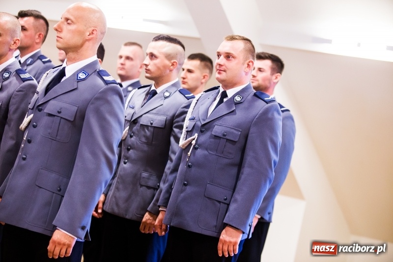 Zdjęcie w galerii na portalu naszraciborz.pl: Policjanci świętowali na zamku. Wręczono awanse i odznaczenia. Przyjechał szef śląskiej policji mianowany właśnie na generała wiadomości z regionu