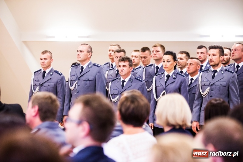 Zdjęcie w galerii na portalu naszraciborz.pl: Policjanci świętowali na zamku. Wręczono awanse i odznaczenia. Przyjechał szef śląskiej policji mianowany właśnie na generała wiadomości z regionu