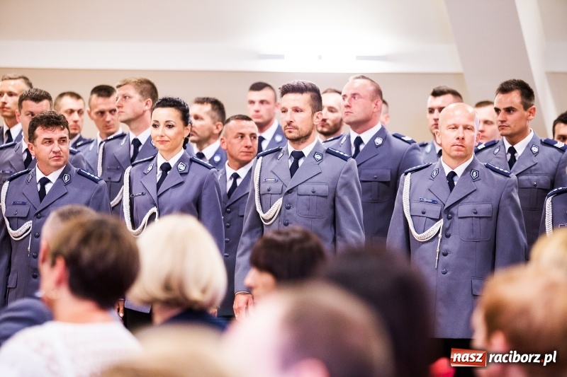 Zdjęcie w galerii na portalu naszraciborz.pl: Policjanci świętowali na zamku. Wręczono awanse i odznaczenia. Przyjechał szef śląskiej policji mianowany właśnie na generała wiadomości z regionu