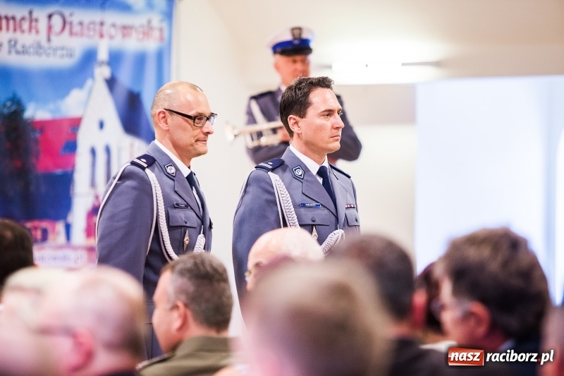 Zdjęcie w galerii na portalu naszraciborz.pl: Policjanci świętowali na zamku. Wręczono awanse i odznaczenia. Przyjechał szef śląskiej policji mianowany właśnie na generała wiadomości z regionu