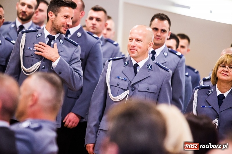 Zdjęcie w galerii na portalu naszraciborz.pl: Policjanci świętowali na zamku. Wręczono awanse i odznaczenia. Przyjechał szef śląskiej policji mianowany właśnie na generała wiadomości z regionu