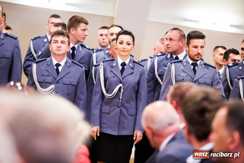 Zdjęcie w galerii na portalu naszraciborz.pl: Policjanci świętowali na zamku. Wręczono awanse i odznaczenia. Przyjechał szef śląskiej policji mianowany właśnie na generała wiadomości z regionu