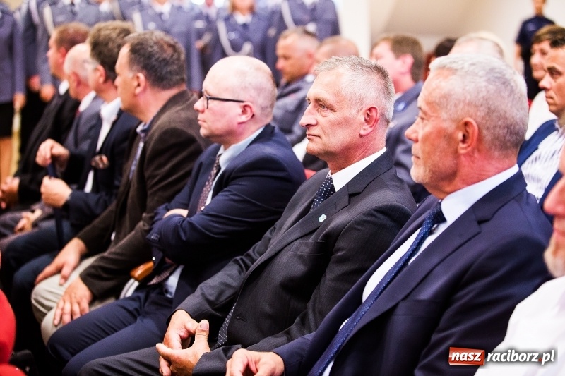 Zdjęcie w galerii na portalu naszraciborz.pl: Policjanci świętowali na zamku. Wręczono awanse i odznaczenia. Przyjechał szef śląskiej policji mianowany właśnie na generała wiadomości z regionu