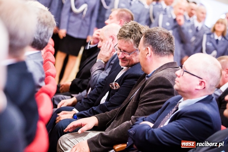 Zdjęcie w galerii na portalu naszraciborz.pl: Policjanci świętowali na zamku. Wręczono awanse i odznaczenia. Przyjechał szef śląskiej policji mianowany właśnie na generała wiadomości z regionu