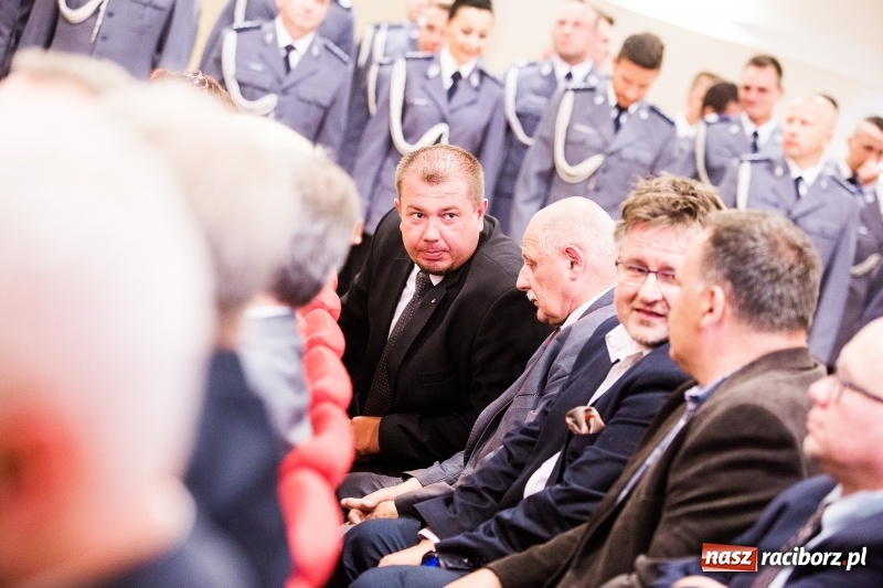 Zdjęcie w galerii na portalu naszraciborz.pl: Policjanci świętowali na zamku. Wręczono awanse i odznaczenia. Przyjechał szef śląskiej policji mianowany właśnie na generała wiadomości z regionu