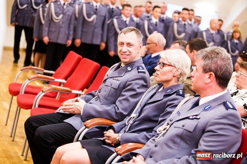 Zdjęcie w galerii na portalu naszraciborz.pl: Policjanci świętowali na zamku. Wręczono awanse i odznaczenia. Przyjechał szef śląskiej policji mianowany właśnie na generała wiadomości z regionu