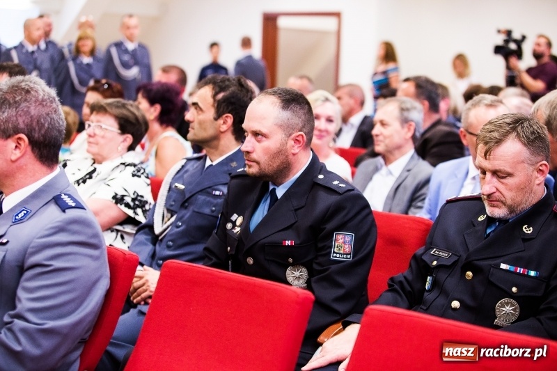 Zdjęcie w galerii na portalu naszraciborz.pl: Policjanci świętowali na zamku. Wręczono awanse i odznaczenia. Przyjechał szef śląskiej policji mianowany właśnie na generała wiadomości z regionu