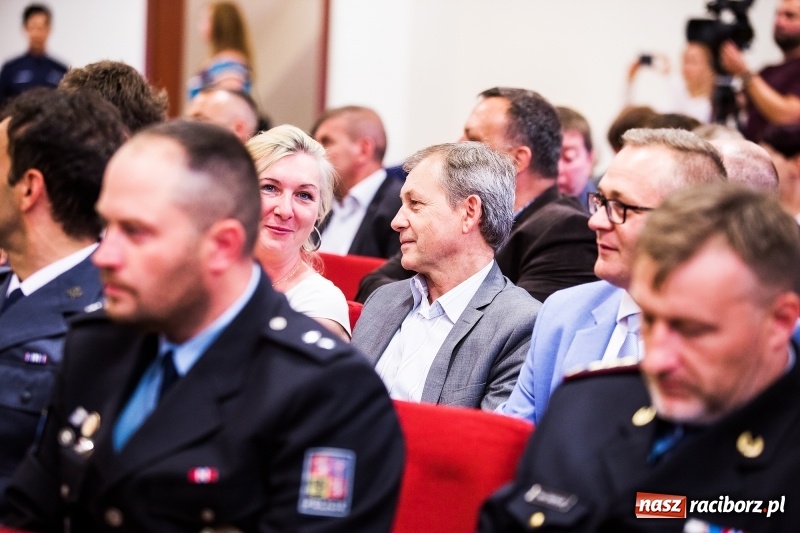 Zdjęcie w galerii na portalu naszraciborz.pl: Policjanci świętowali na zamku. Wręczono awanse i odznaczenia. Przyjechał szef śląskiej policji mianowany właśnie na generała wiadomości z regionu