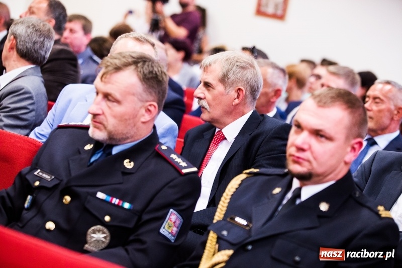 Zdjęcie w galerii na portalu naszraciborz.pl: Policjanci świętowali na zamku. Wręczono awanse i odznaczenia. Przyjechał szef śląskiej policji mianowany właśnie na generała wiadomości z regionu