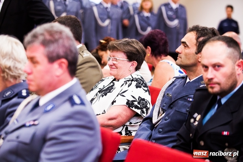 Zdjęcie w galerii na portalu naszraciborz.pl: Policjanci świętowali na zamku. Wręczono awanse i odznaczenia. Przyjechał szef śląskiej policji mianowany właśnie na generała wiadomości z regionu