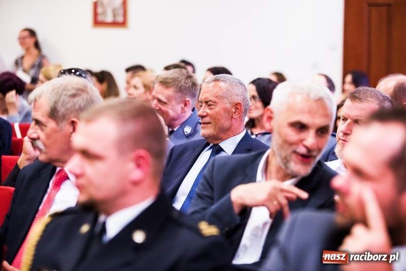 Zdjęcie w galerii na portalu naszraciborz.pl: Policjanci świętowali na zamku. Wręczono awanse i odznaczenia. Przyjechał szef śląskiej policji mianowany właśnie na generała wiadomości z regionu