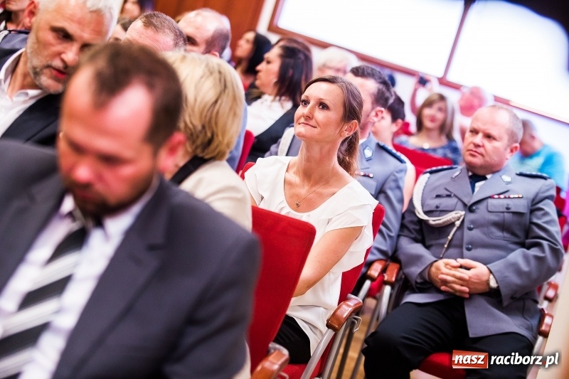 Zdjęcie w galerii na portalu naszraciborz.pl: Policjanci świętowali na zamku. Wręczono awanse i odznaczenia. Przyjechał szef śląskiej policji mianowany właśnie na generała wiadomości z regionu