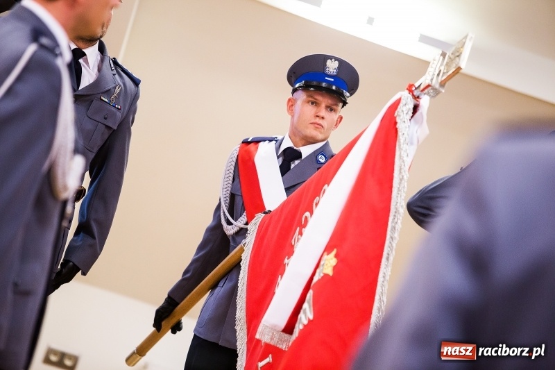 Zdjęcie w galerii na portalu naszraciborz.pl: Policjanci świętowali na zamku. Wręczono awanse i odznaczenia. Przyjechał szef śląskiej policji mianowany właśnie na generała wiadomości z regionu