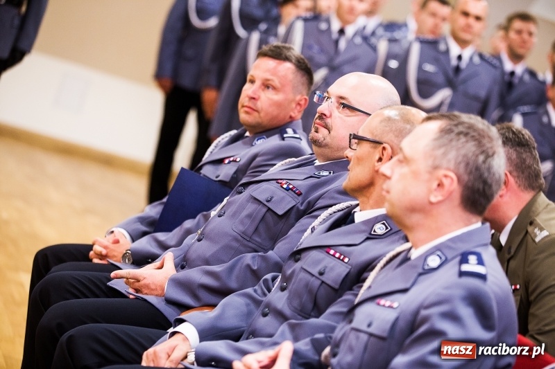 Zdjęcie w galerii na portalu naszraciborz.pl: Policjanci świętowali na zamku. Wręczono awanse i odznaczenia. Przyjechał szef śląskiej policji mianowany właśnie na generała wiadomości z regionu