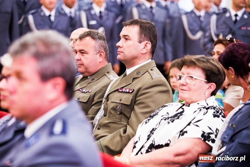 Zdjęcie w galerii na portalu naszraciborz.pl: Policjanci świętowali na zamku. Wręczono awanse i odznaczenia. Przyjechał szef śląskiej policji mianowany właśnie na generała wiadomości z regionu