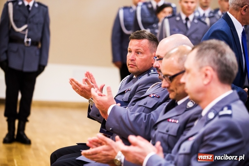 Zdjęcie w galerii na portalu naszraciborz.pl: Policjanci świętowali na zamku. Wręczono awanse i odznaczenia. Przyjechał szef śląskiej policji mianowany właśnie na generała wiadomości z regionu