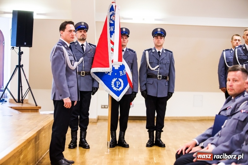 Zdjęcie w galerii na portalu naszraciborz.pl: Policjanci świętowali na zamku. Wręczono awanse i odznaczenia. Przyjechał szef śląskiej policji mianowany właśnie na generała wiadomości z regionu