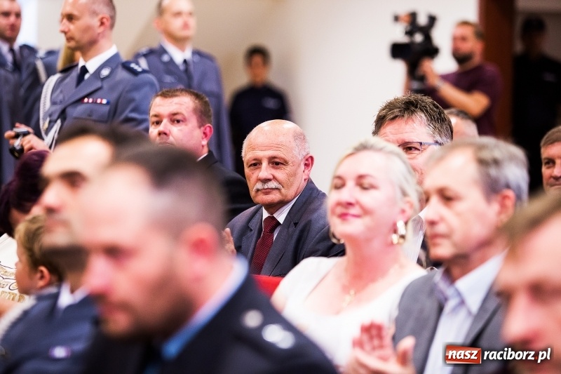 Zdjęcie w galerii na portalu naszraciborz.pl: Policjanci świętowali na zamku. Wręczono awanse i odznaczenia. Przyjechał szef śląskiej policji mianowany właśnie na generała wiadomości z regionu