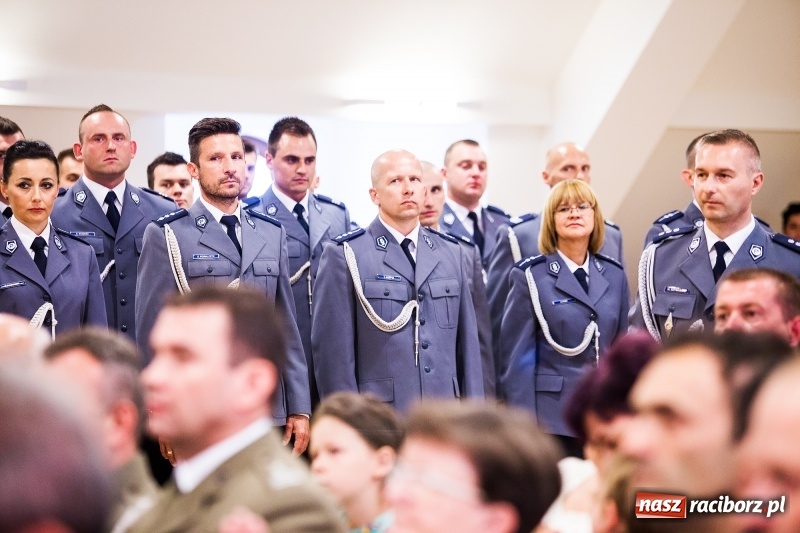 Zdjęcie w galerii na portalu naszraciborz.pl: Policjanci świętowali na zamku. Wręczono awanse i odznaczenia. Przyjechał szef śląskiej policji mianowany właśnie na generała wiadomości z regionu