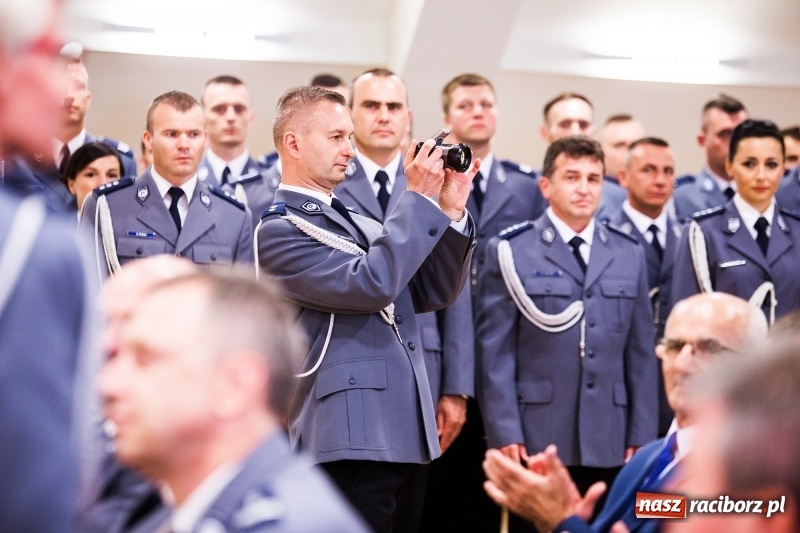 Zdjęcie w galerii na portalu naszraciborz.pl: Policjanci świętowali na zamku. Wręczono awanse i odznaczenia. Przyjechał szef śląskiej policji mianowany właśnie na generała wiadomości z regionu