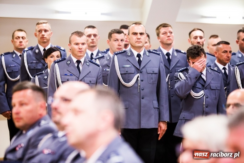 Zdjęcie w galerii na portalu naszraciborz.pl: Policjanci świętowali na zamku. Wręczono awanse i odznaczenia. Przyjechał szef śląskiej policji mianowany właśnie na generała wiadomości z regionu