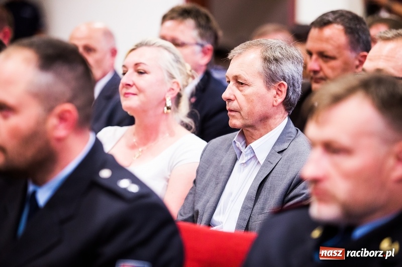 Zdjęcie w galerii na portalu naszraciborz.pl: Policjanci świętowali na zamku. Wręczono awanse i odznaczenia. Przyjechał szef śląskiej policji mianowany właśnie na generała wiadomości z regionu