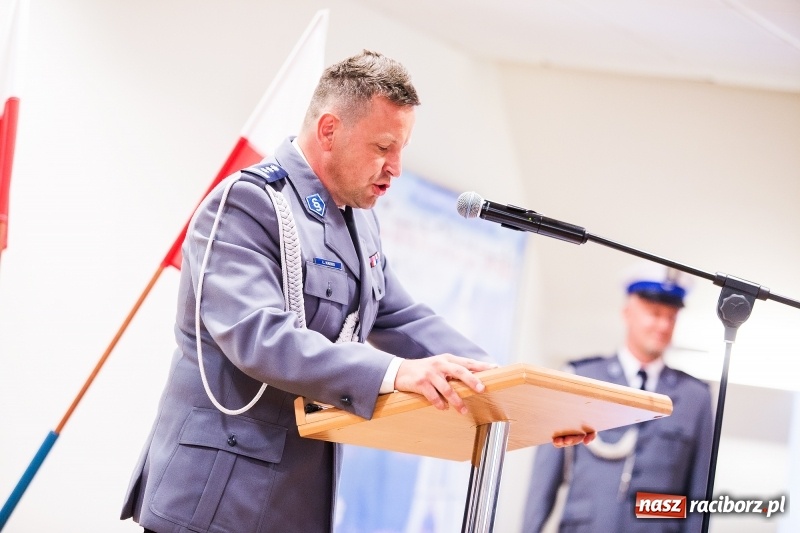 Zdjęcie w galerii na portalu naszraciborz.pl: Policjanci świętowali na zamku. Wręczono awanse i odznaczenia. Przyjechał szef śląskiej policji mianowany właśnie na generała wiadomości z regionu