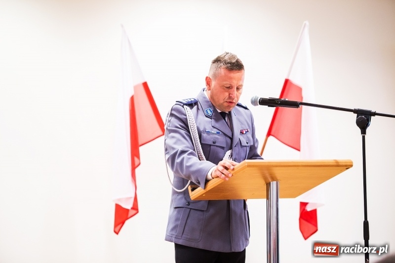 Zdjęcie w galerii na portalu naszraciborz.pl: Policjanci świętowali na zamku. Wręczono awanse i odznaczenia. Przyjechał szef śląskiej policji mianowany właśnie na generała wiadomości z regionu