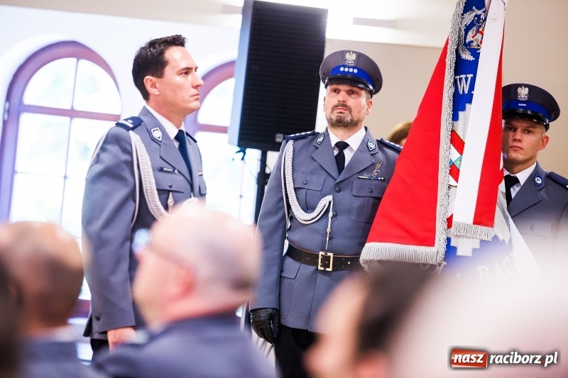 Zdjęcie w galerii na portalu naszraciborz.pl: Policjanci świętowali na zamku. Wręczono awanse i odznaczenia. Przyjechał szef śląskiej policji mianowany właśnie na generała wiadomości z regionu