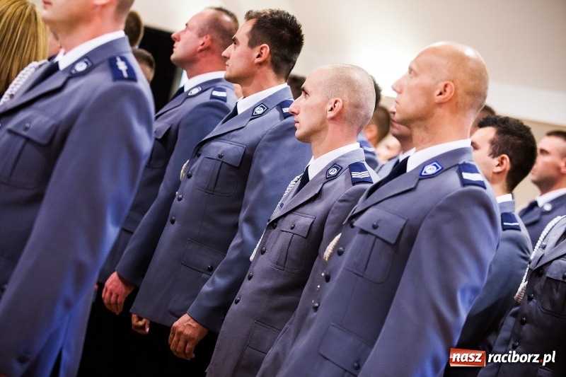 Zdjęcie w galerii na portalu naszraciborz.pl: Policjanci świętowali na zamku. Wręczono awanse i odznaczenia. Przyjechał szef śląskiej policji mianowany właśnie na generała wiadomości z regionu