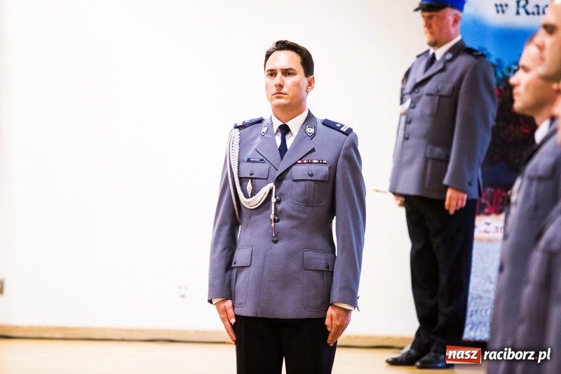 Zdjęcie w galerii na portalu naszraciborz.pl: Policjanci świętowali na zamku. Wręczono awanse i odznaczenia. Przyjechał szef śląskiej policji mianowany właśnie na generała wiadomości z regionu