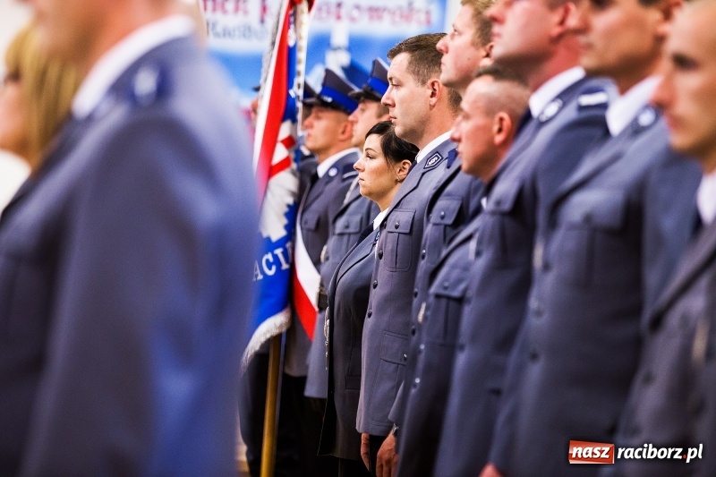 Zdjęcie w galerii na portalu naszraciborz.pl: Policjanci świętowali na zamku. Wręczono awanse i odznaczenia. Przyjechał szef śląskiej policji mianowany właśnie na generała wiadomości z regionu