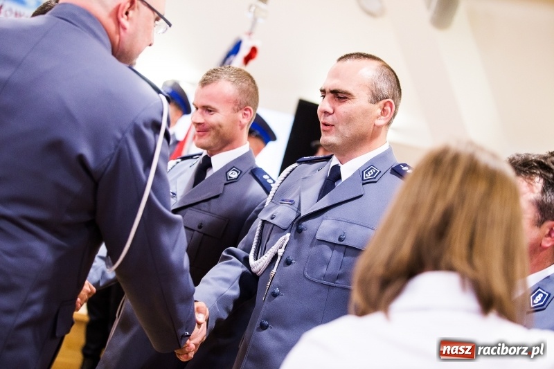 Zdjęcie w galerii na portalu naszraciborz.pl: Policjanci świętowali na zamku. Wręczono awanse i odznaczenia. Przyjechał szef śląskiej policji mianowany właśnie na generała wiadomości z regionu